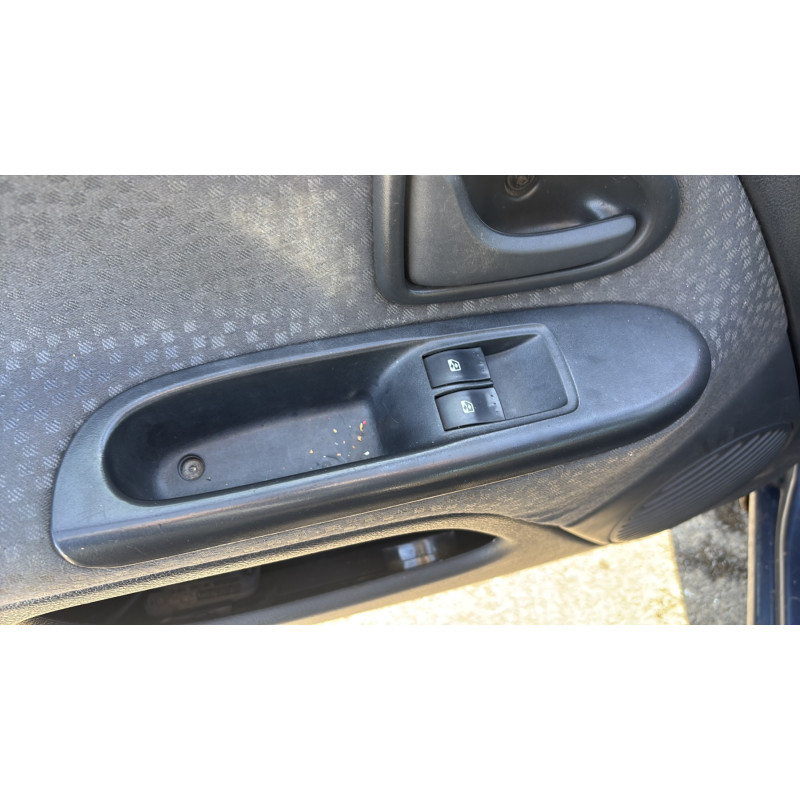 Bouton de coffre RENAULT CLIO 2 CAMPUS Photo n°15