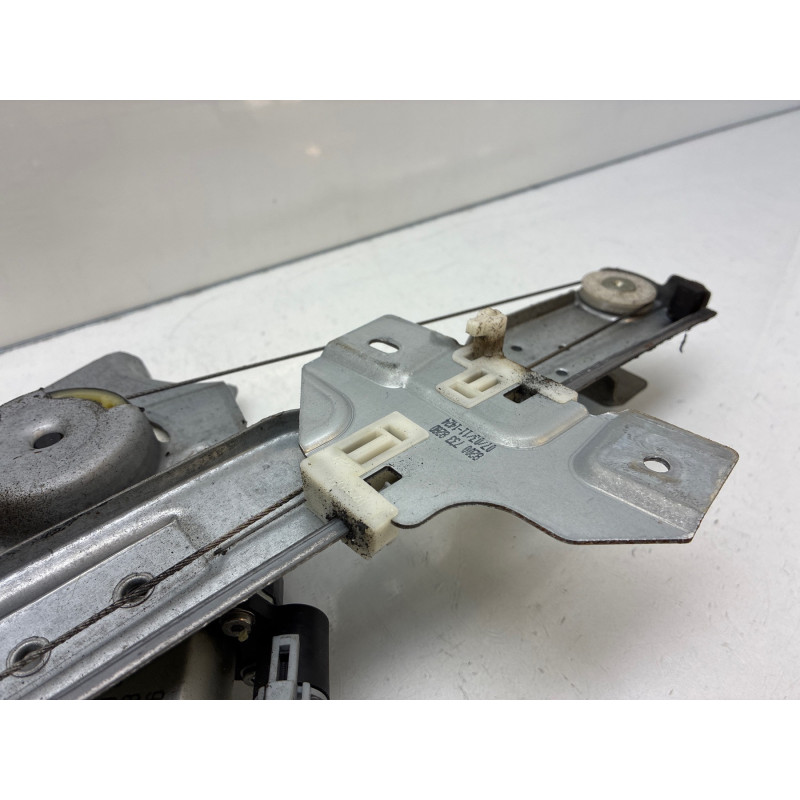 Leve vitre electrique avant droit DACIA DUSTER 1 Photo n°1