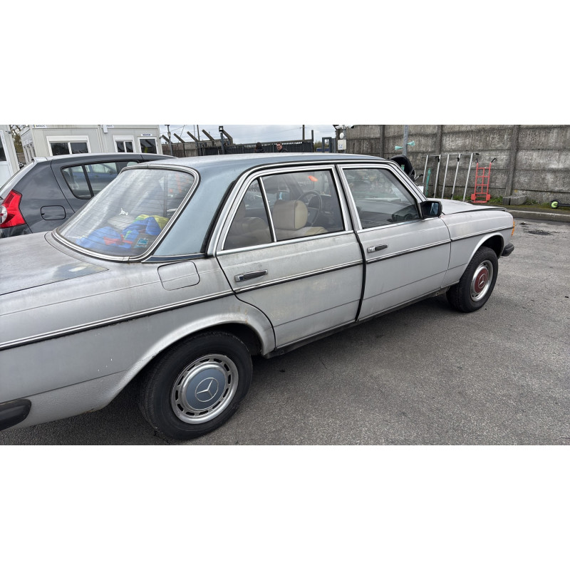 Capot MERCEDES 200 W123 Photo n°9