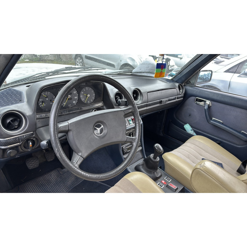 Capot MERCEDES 200 W123 Photo n°15