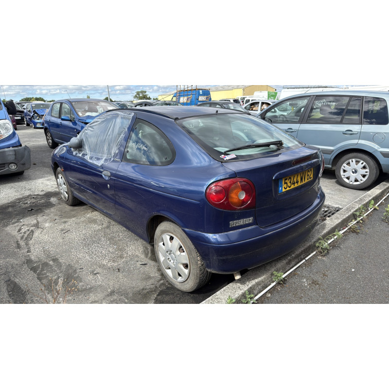 Pare choc arriere RENAULT MEGANE 1 Photo n°12