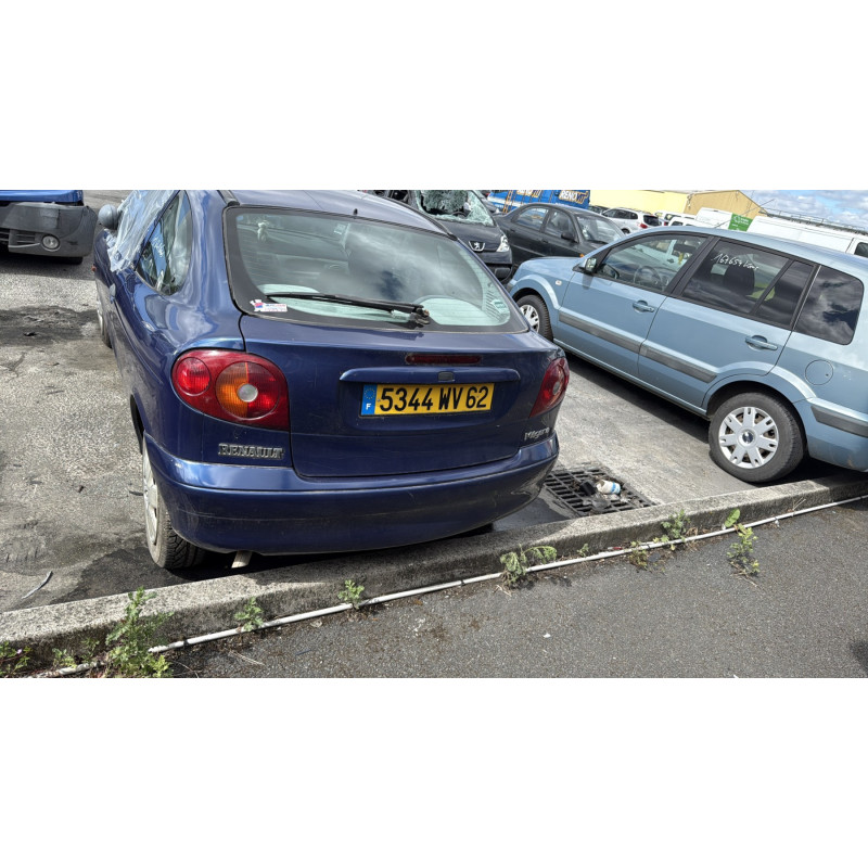 Pare choc arriere RENAULT MEGANE 1 Photo n°13
