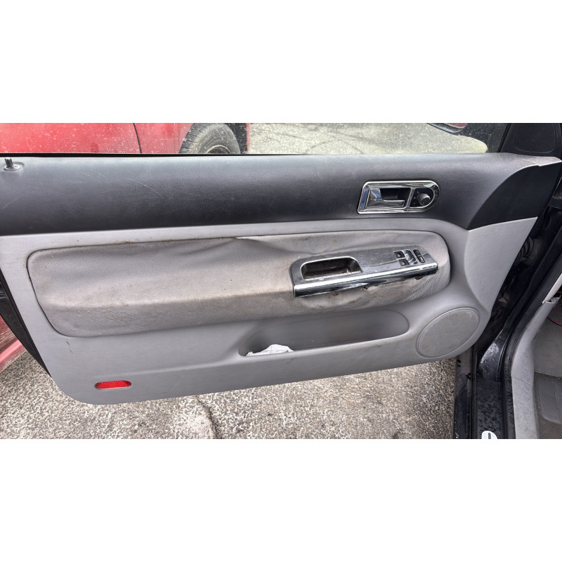 Malle/Hayon arriere VOLKSWAGEN GOLF 4 Photo n°15