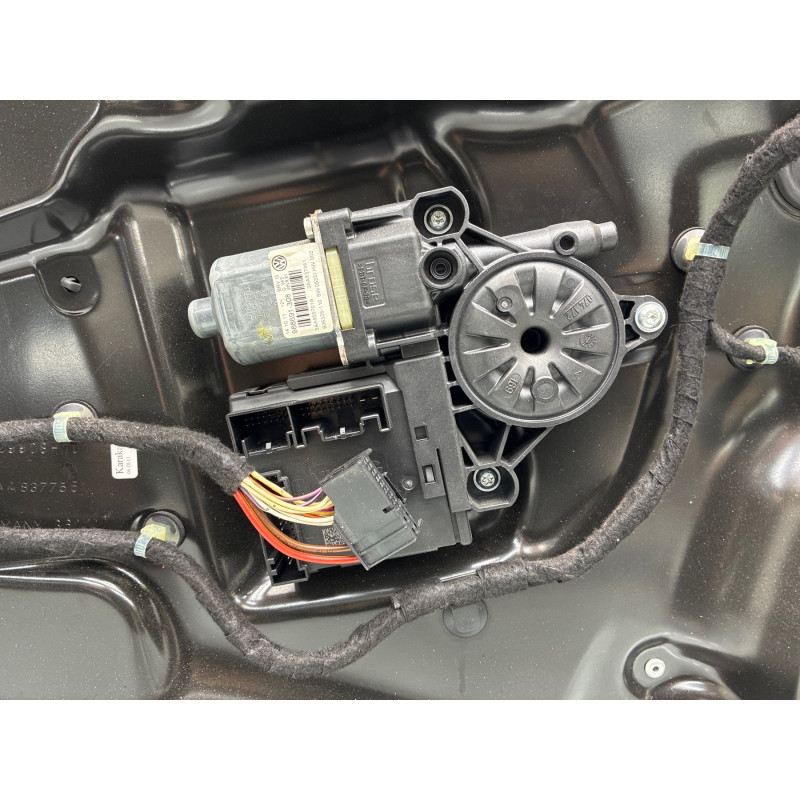 Leve vitre electrique avant gauche VOLKSWAGEN PASSAT 6 Photo n°1