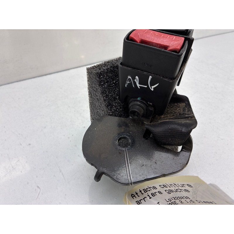 Attache ceinture arriere gauche RENAULT CLIO 2 Photo n°3