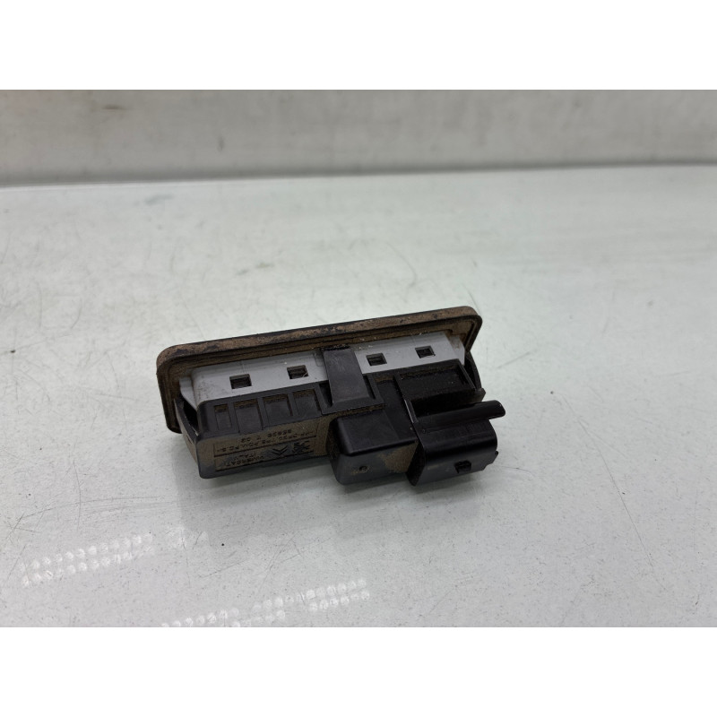 Bouton de coffre PEUGEOT 308 2 SW Photo n°3