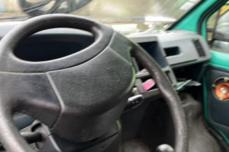 Attache ceinture avant droit RENAULT TRAFIC 1