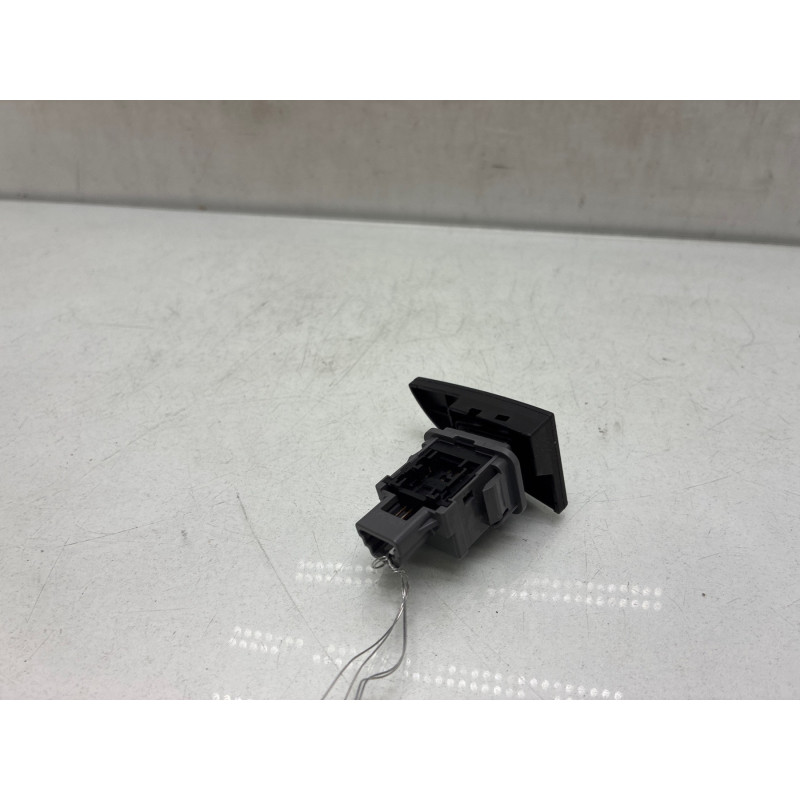 Bouton de warning TOYOTA VERSO-S Photo n°2