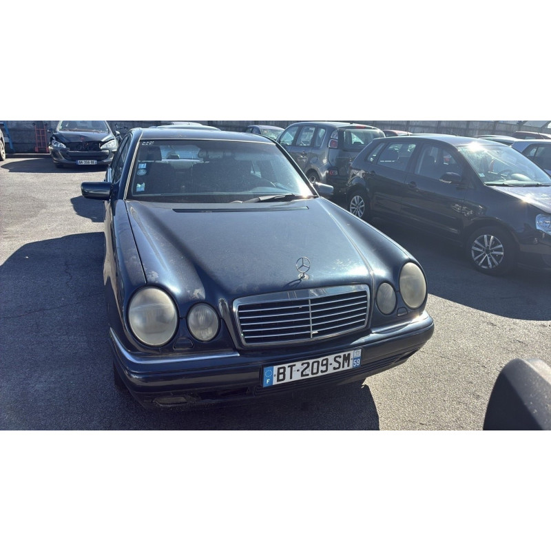 Attache ceinture avant gauche MERCEDES CLASSE E 210 Photo n°4
