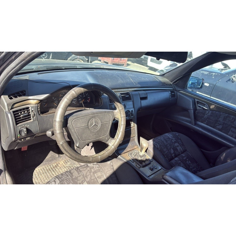 Attache ceinture avant gauche MERCEDES CLASSE E 210 Photo n°8