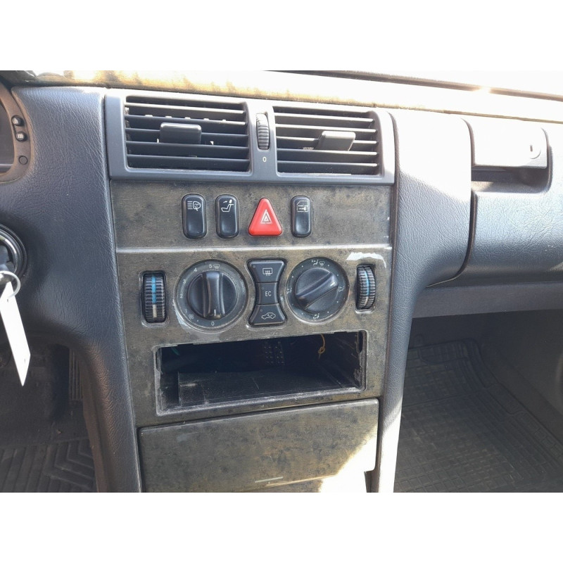 Attache ceinture avant gauche MERCEDES CLASSE E 210 Photo n°18
