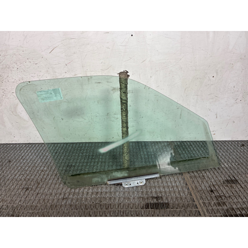 Vitre avant gauche FORD FIESTA 4 Photo n°1