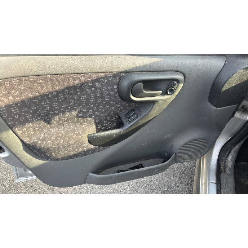 Vitre arriere gauche OPEL CORSA C Photo n°11