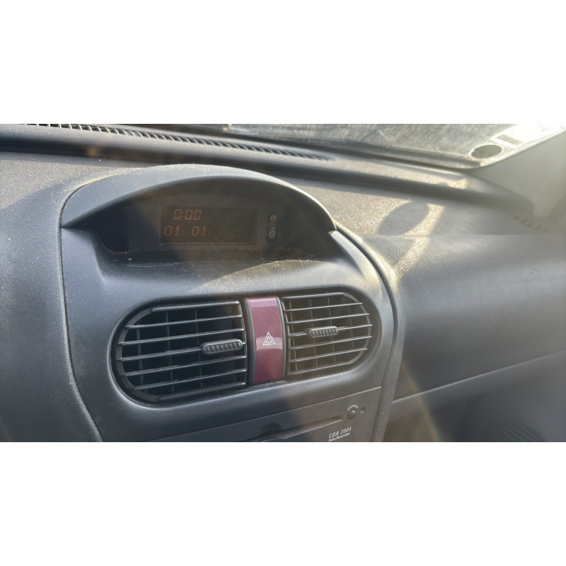 Vitre arriere gauche OPEL CORSA C Photo n°19