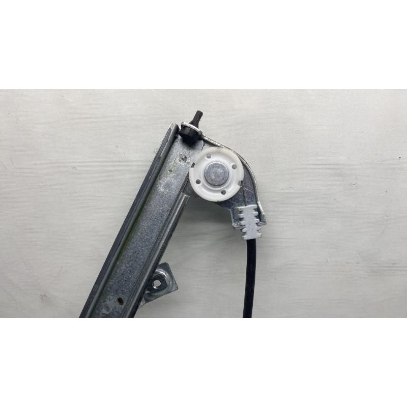 Leve vitre electrique avant gauche VOLKSWAGEN FOX Photo n°1