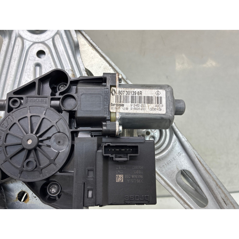 Leve vitre electrique avant droit RENAULT MEGANE 3 Photo n°1