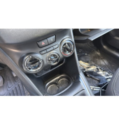 Vitre avant droit PEUGEOT 208 1