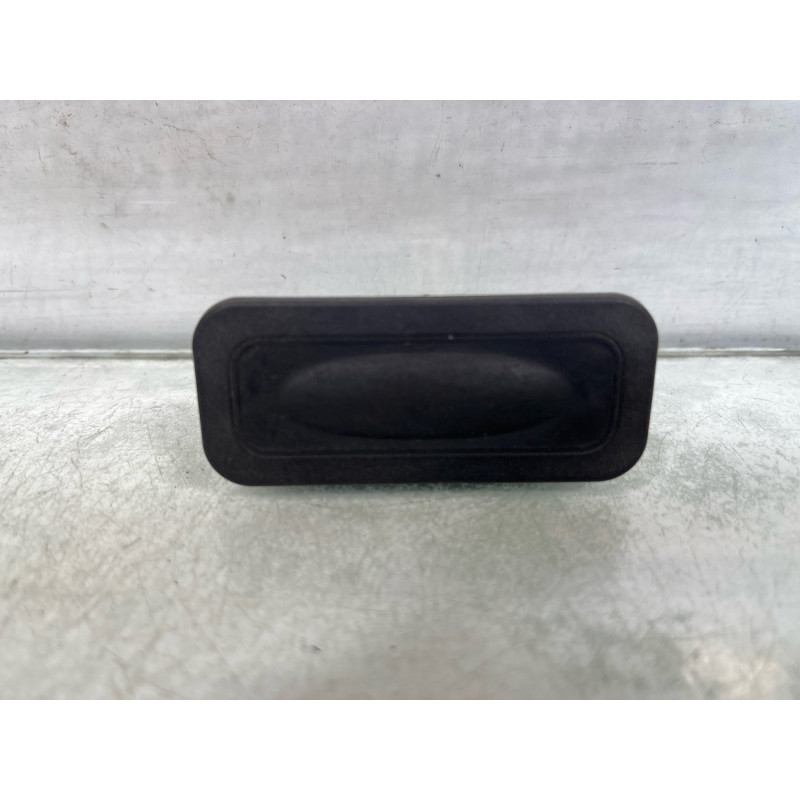 Bouton de coffre RENAULT CLIO 4 Photo n°1