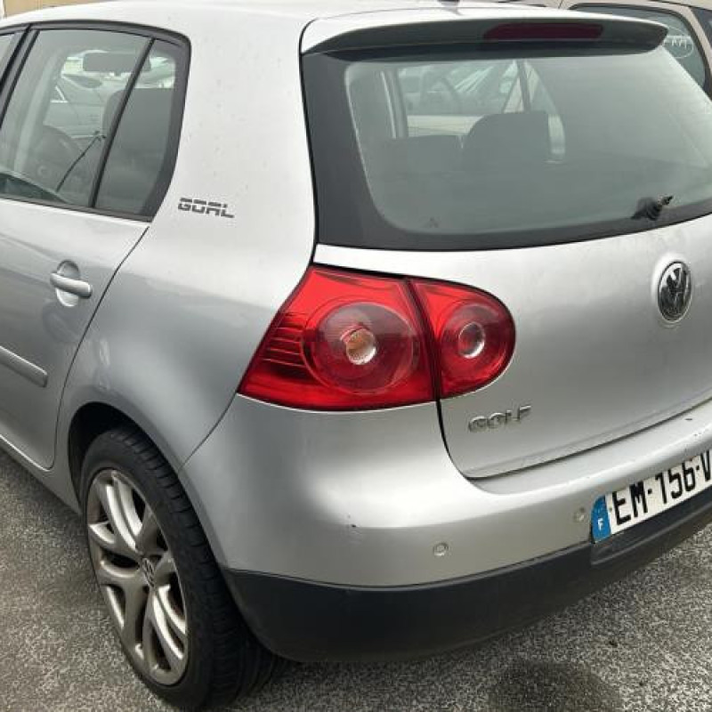 Feu arriere secondaire gauche (feux) VOLKSWAGEN GOLF 5 Photo n°9