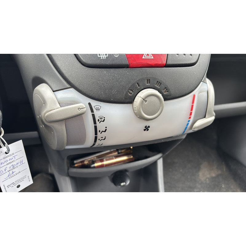 Poignee interieur avant droit PEUGEOT 107 Photo n°12
