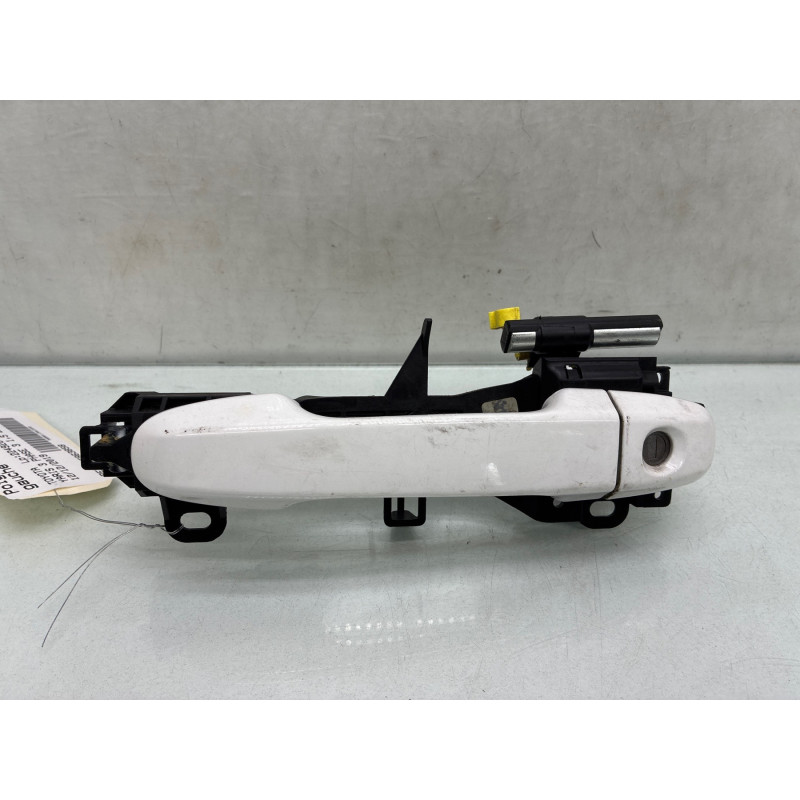 Poignee porte avant gauche TOYOTA YARIS 3 Photo n°1