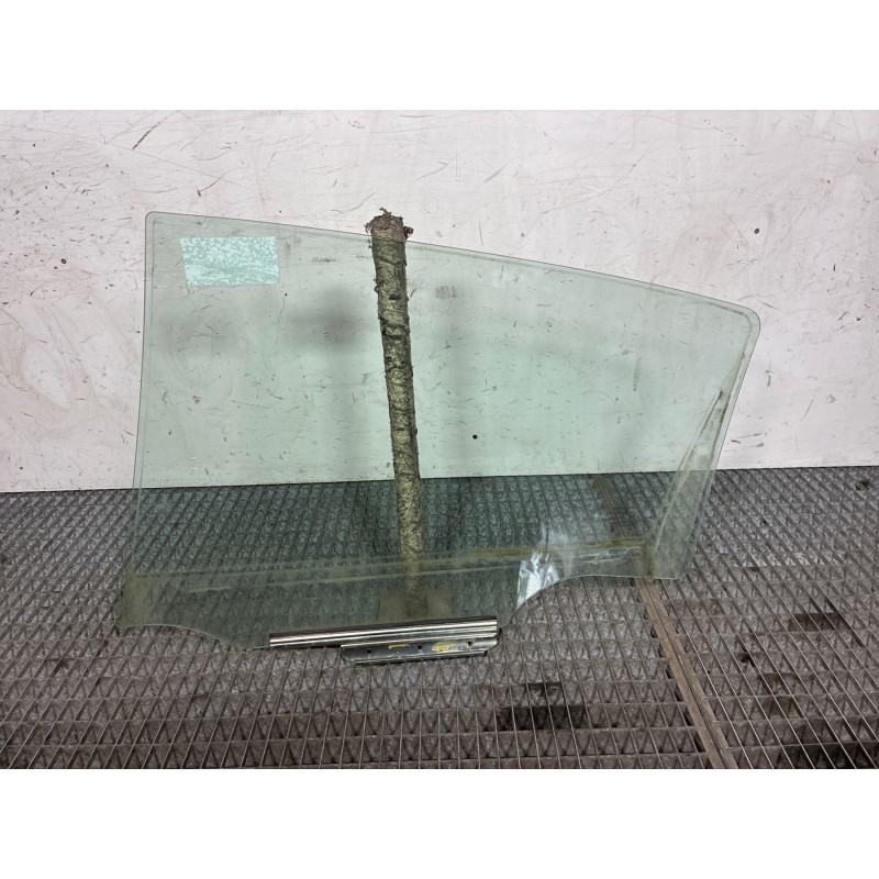 Vitre arriere droit TOYOTA YARIS 3 Photo n°1