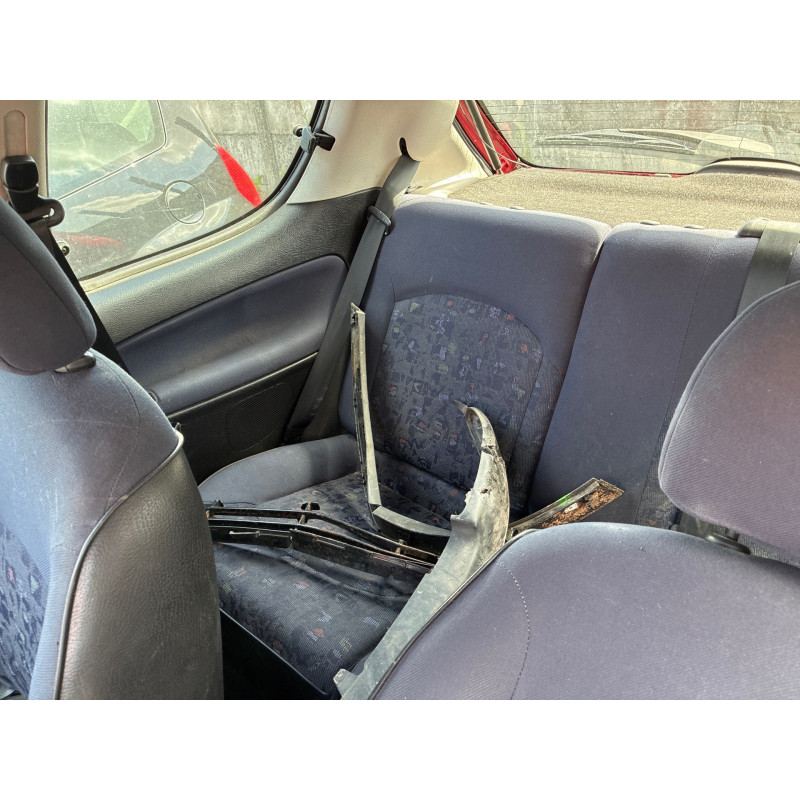 Attache ceinture avant gauche PEUGEOT 206 Photo n°6