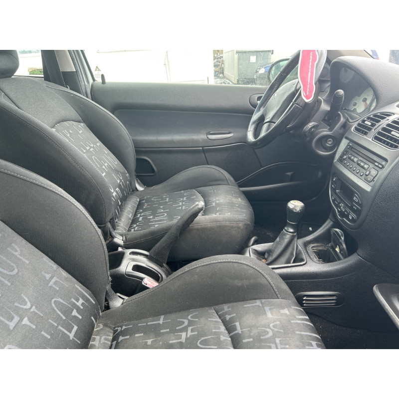 Attache ceinture avant gauche PEUGEOT 206 Photo n°7