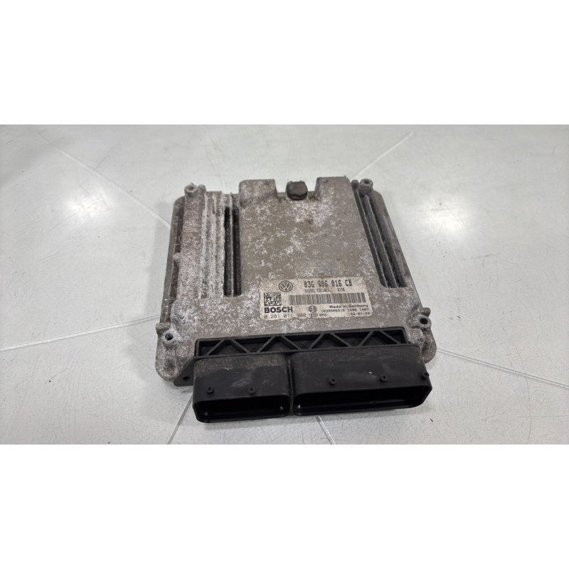 Calculateur moteur VOLKSWAGEN GOLF 5 Photo n°1