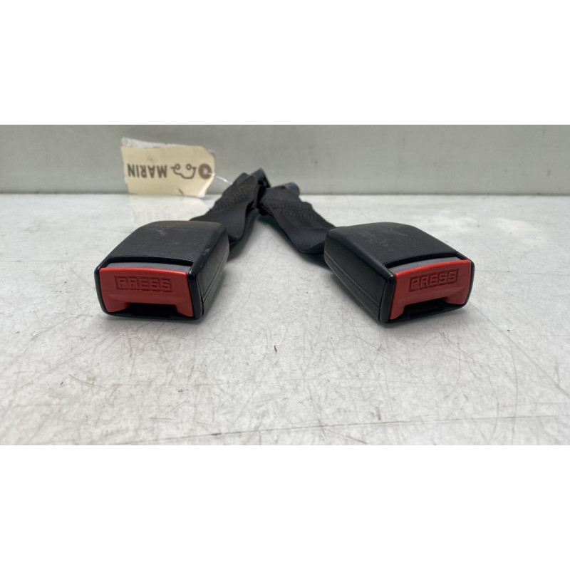 Attache ceinture arriere gauche PEUGEOT 106 Photo n°3