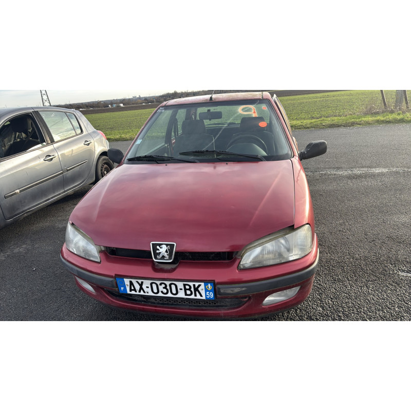 Attache ceinture arriere gauche PEUGEOT 106 Photo n°4