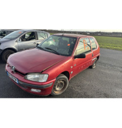 Attache ceinture arriere gauche PEUGEOT 106