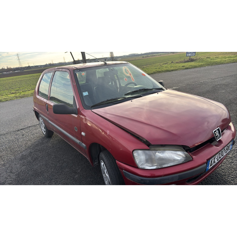 Attache ceinture arriere gauche PEUGEOT 106 Photo n°6