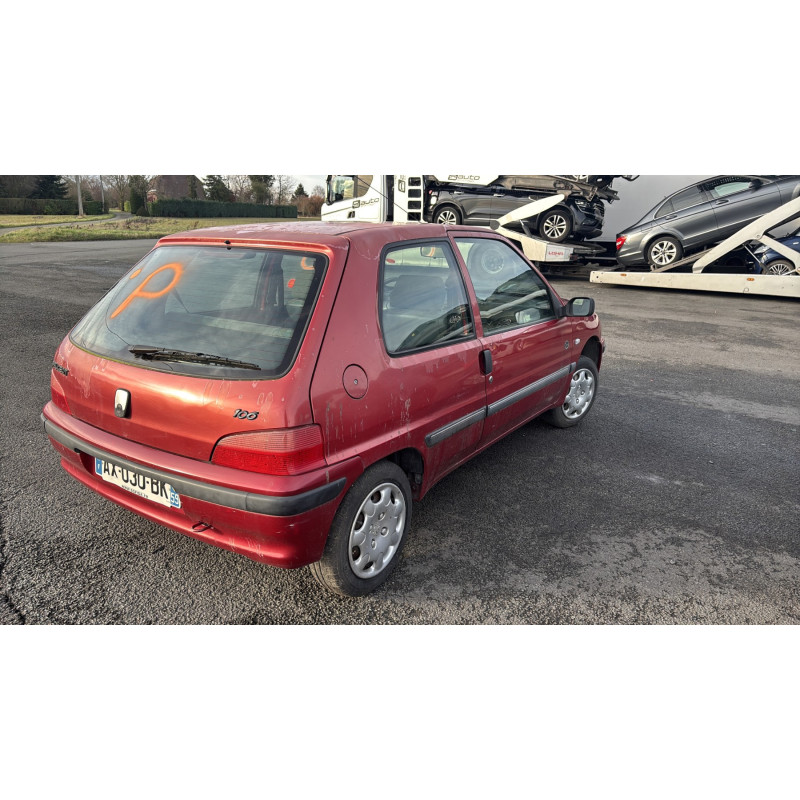 Attache ceinture arriere gauche PEUGEOT 106 Photo n°8
