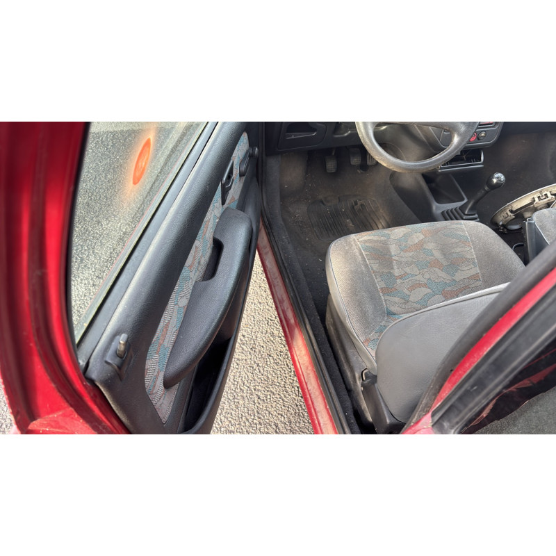 Attache ceinture arriere gauche PEUGEOT 106 Photo n°12