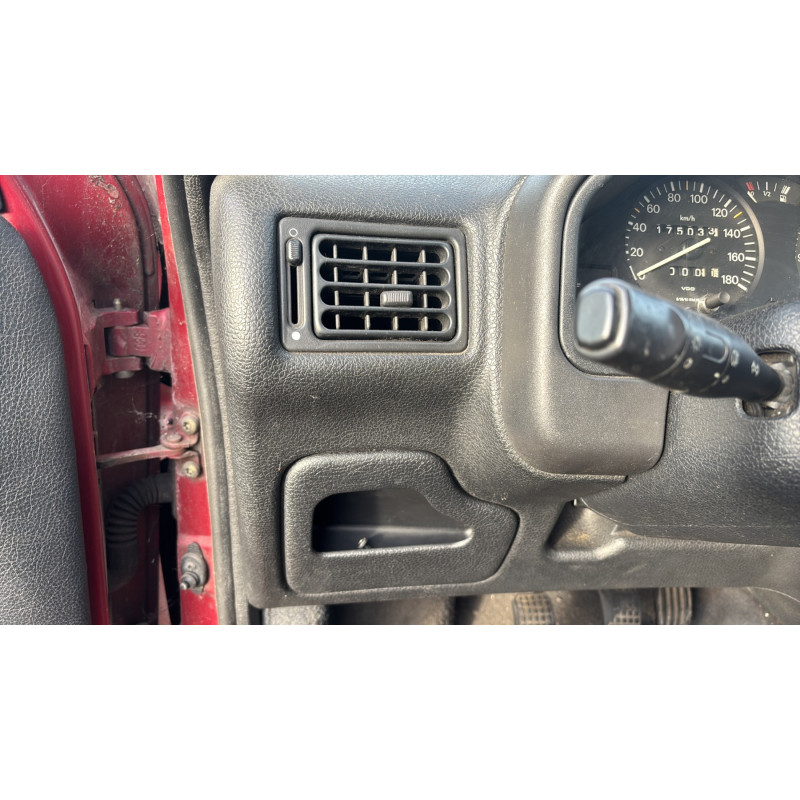 Attache ceinture arriere gauche PEUGEOT 106 Photo n°18