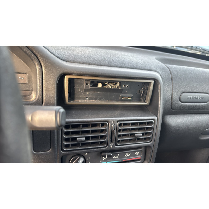 Attache ceinture arriere gauche PEUGEOT 106 Photo n°20