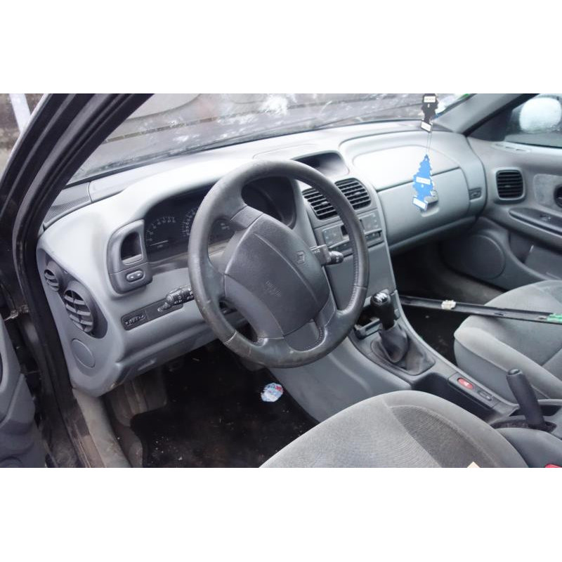Compresseur clim RENAULT LAGUNA 1 Photo n°9