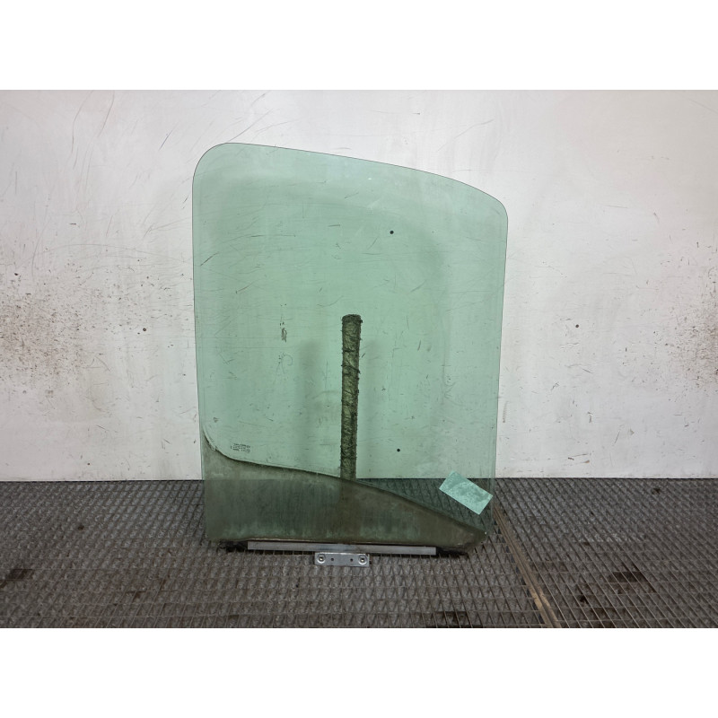 Vitre avant gauche RENAULT MASTER 2 Photo n°1