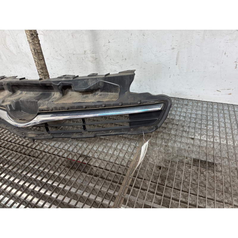 Calandre TOYOTA VERSO-S Photo n°1
