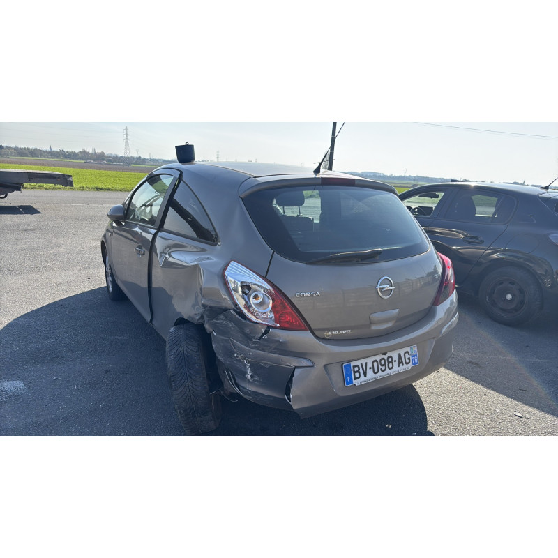 Feu arriere stop central OPEL CORSA D Photo n°7