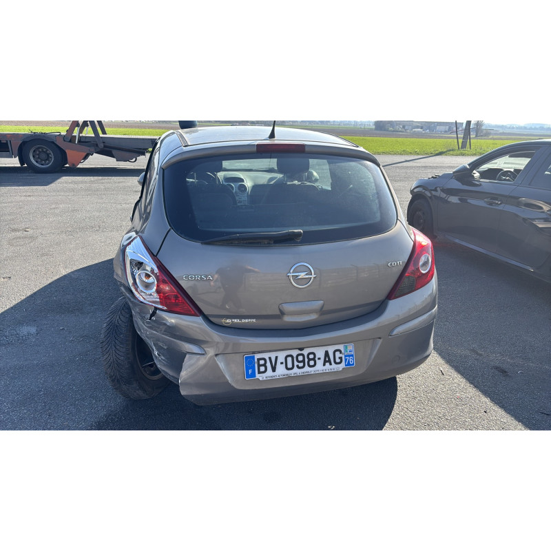 Feu arriere stop central OPEL CORSA D Photo n°8
