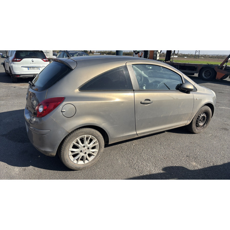Feu arriere stop central OPEL CORSA D Photo n°9