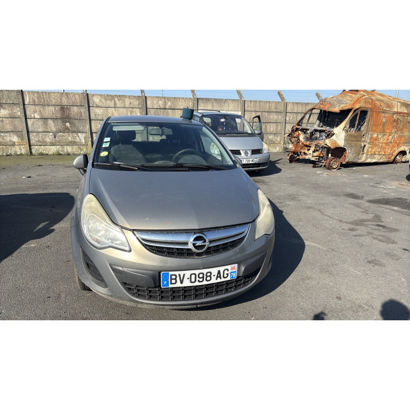 Feu arriere stop central OPEL CORSA D Photo n°10