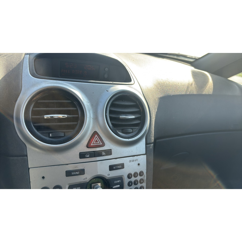Feu arriere stop central OPEL CORSA D Photo n°19