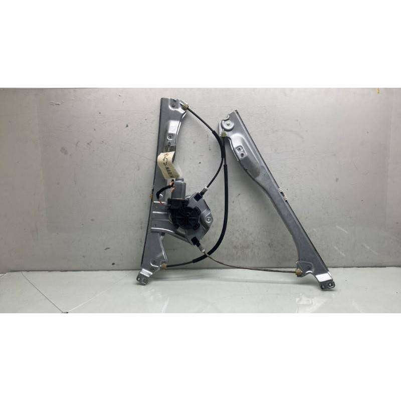 Leve vitre electrique avant gauche RENAULT CLIO 3 Photo n°3