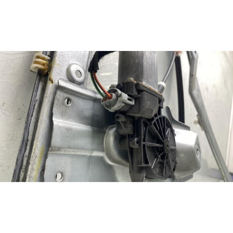 Leve vitre electrique avant gauche RENAULT CLIO 3 Photo n°4