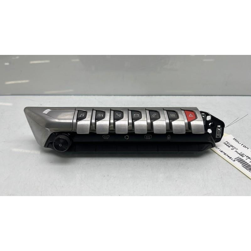 Bouton de warning PEUGEOT 3008 2 Photo n°6