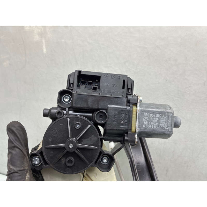 Leve vitre electrique avant droit VOLKSWAGEN POLO 5 Photo n°1