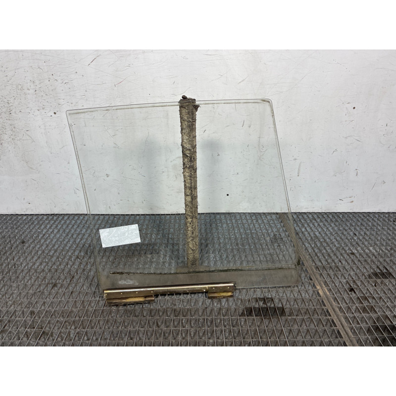 Vitre arriere gauche PEUGEOT 205 Photo n°4